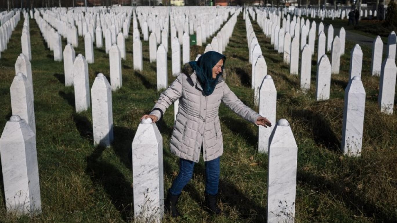 مسلمة في سريبرينيتسا تزور قبور أقربائها الذين قتلهم الصرب في الحرب