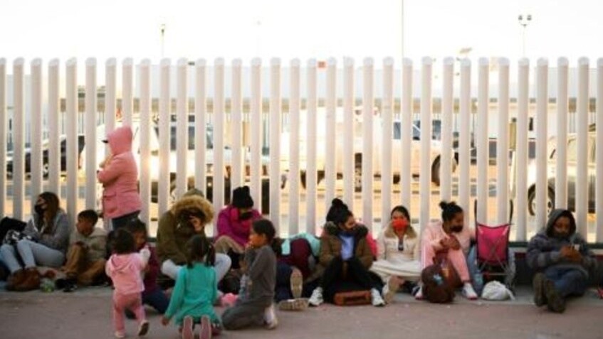 طالبو لجوء ينتظرون عند الحدود المكسيكية الأميركية في تيخوانا، في 19 فبراير 2021 