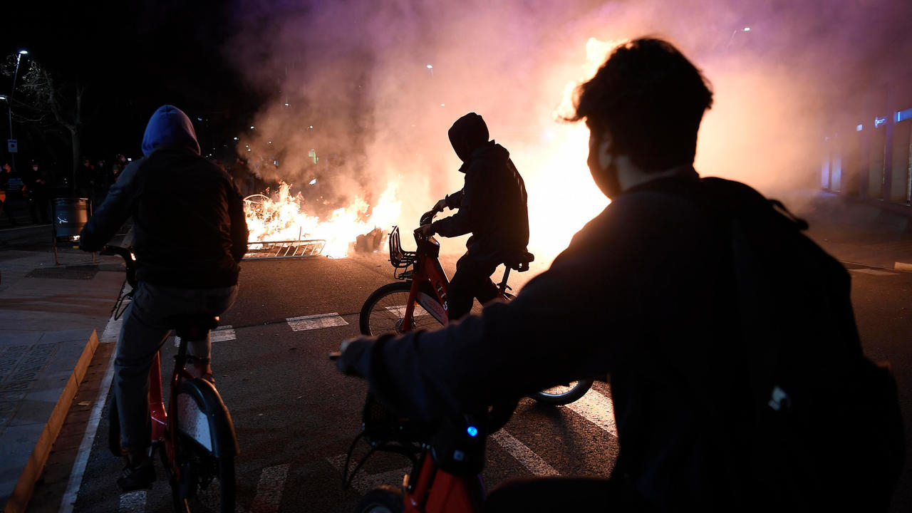 صدامات بين متظاهرين وقوات الأمن في برشلونة مساء 17 شباط/فبراير 2021