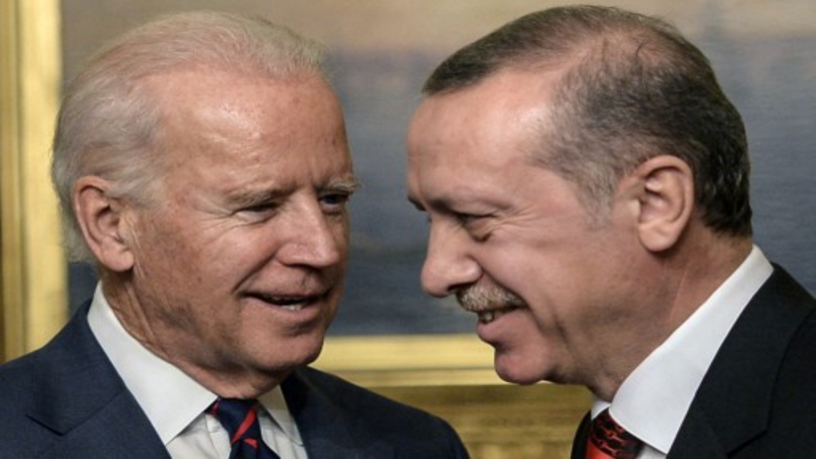 صورة التقطت في 22 نوفمبر 2014 ، نائب الرئيس الأمريكي جو بايدن (إلى اليسار) يتحدث مع الرئيس التركي رجب طيب أردوغان في قصر بيلربي بإسطنبول