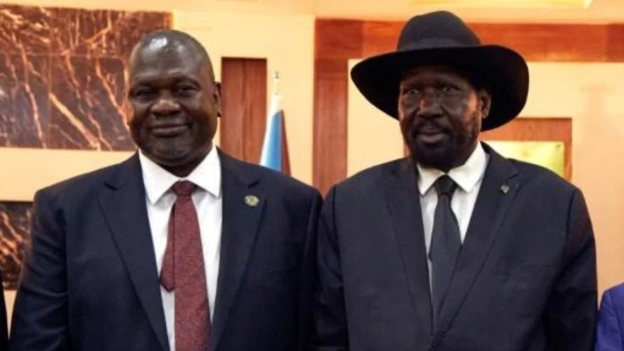  رئيس جنوب السودان سلفا كير (يمين) ونائب الرئيس رياك مشار خلال حفل تنصيبهما في 22 فبراير 2020 