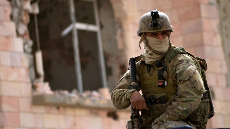 أحد عناصر القوات الخاصة التونسية يشارك في عملية مكافحة الإرهاب.