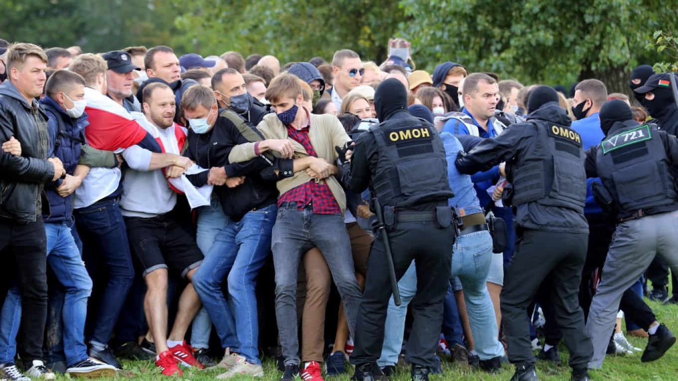 احتجاجات معارضي الرئيس البيلاروسي مستمرة رغم قمع الشرطة 
