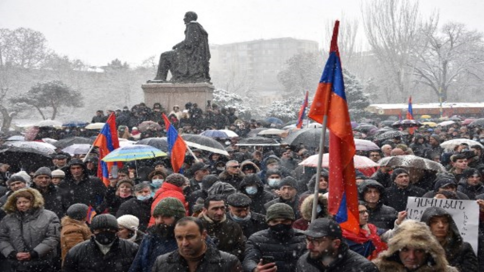 يشارك أنصار حزب Dashnaktsutyun المعارض في مسيرة للمطالبة باستقالة رئيس وزرائهم ، الذي يقولون إنه أساء إدارة حرب العام الماضي مع أذربيجان ، في ساحة الحرية بوسط يريفان في 20 فبراير 2021.