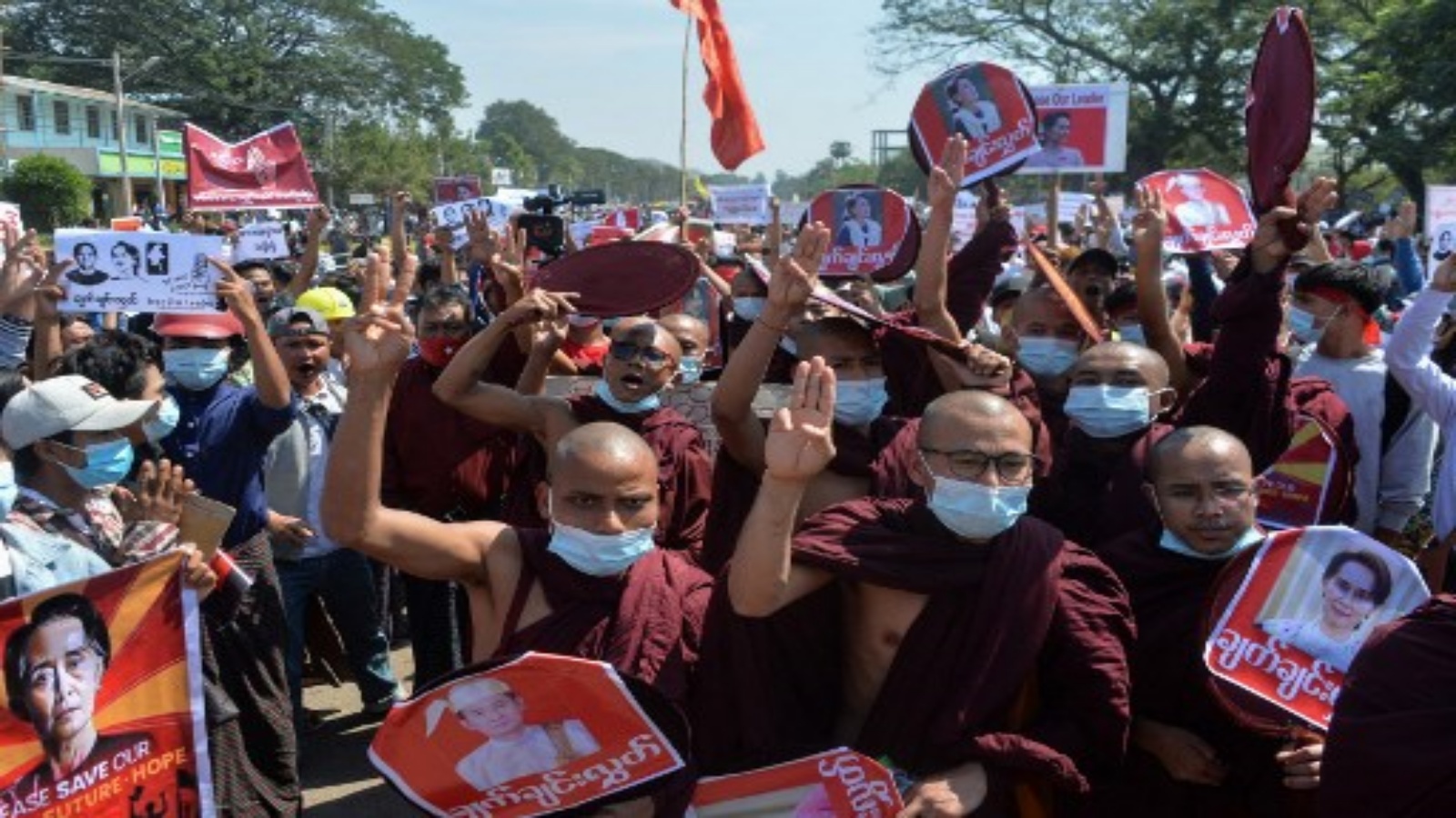 رهبان بوذيون يسيرون خلال مظاهرة ضد الانقلاب العسكري في نايبيداو في 13 فبراير 2021