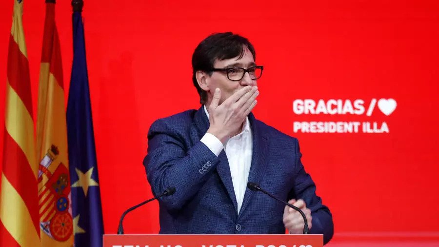 مرشح الحزب الاشتراكي سلفادور إيلا محيياً الجمهور بعد انتخابات 14 فبراير 2021 في برشلونة