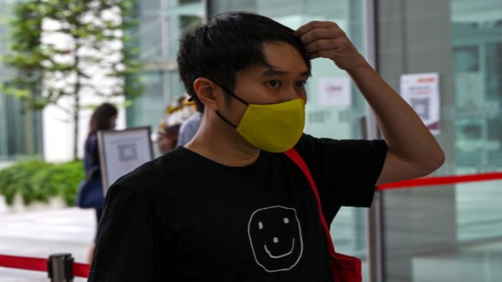الناشط جولوفان وام يصل إلى محكمة الدولة في سنغافورة في 15 فبراير 2021 ، لإصدار حكم بشأن احتجاج على متن قطار مترو ضد اعتقال الشيوعيين المزعومين في الثمانينيات.