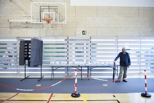 ناخب ينتظر في مركز اقتراع في L'Hospitalet de Llobregat بالقرب من برشلونة خلال الانتخابات الإقليمية في كاتالونيا في 14 فبراير 2021