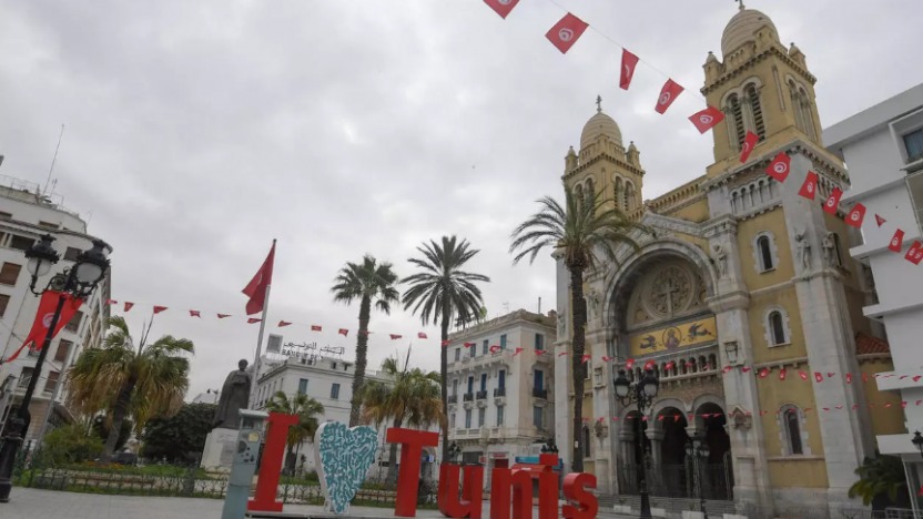 صورة تم التقاطها في 18 مارس 2020 تظهر شارع الحبيب بورقيبة فارغًا قبل فترة وجيزة من حظر التجول الليلي المفروض لوقف انتشار فيروس كورونا في العاصمة التونسية تونس.