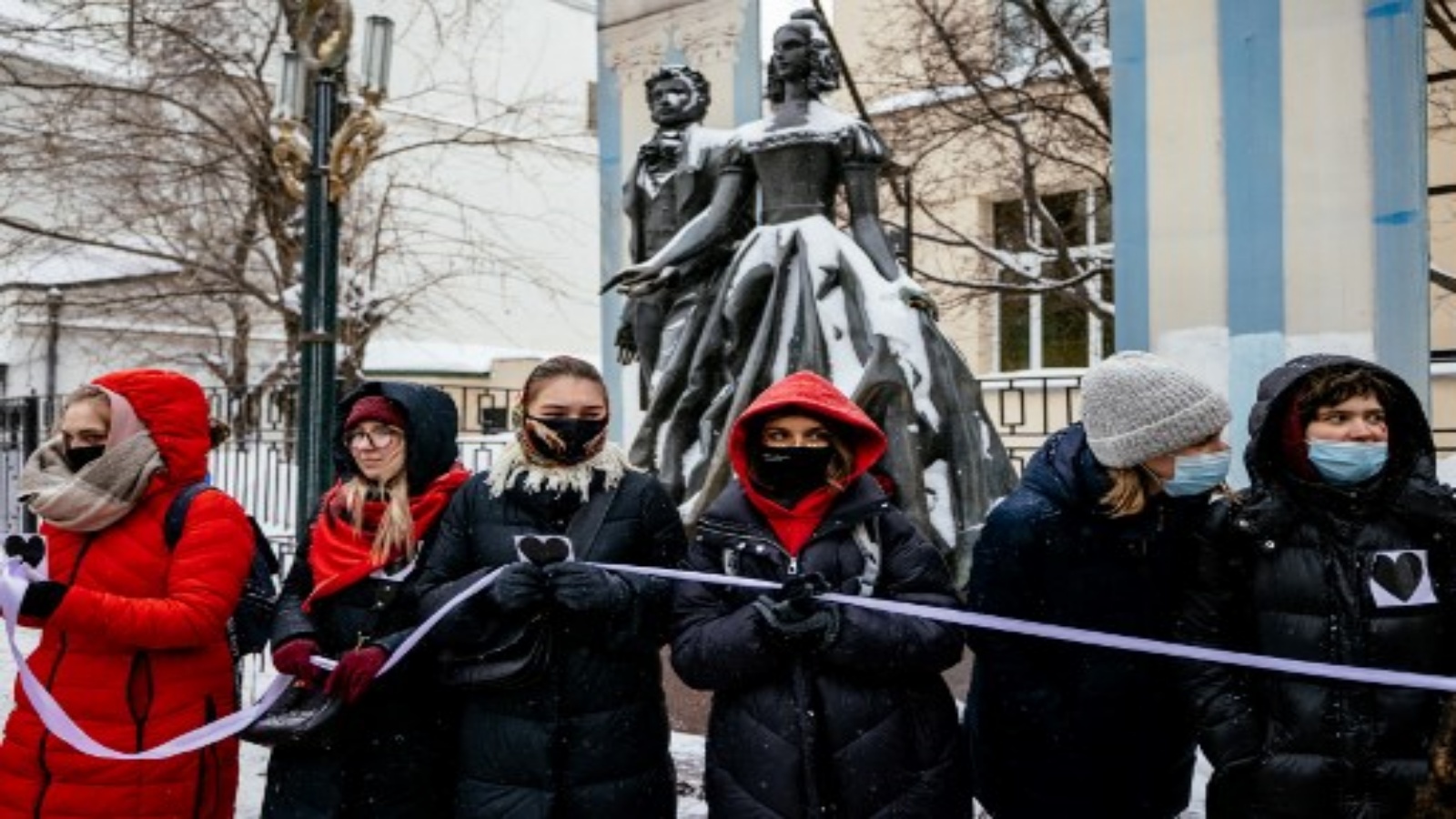 نساء روسيات يحملن شريطًا أبيض طويلًا أثناء تشكيلهن لسلسلة بشرية باستخدام عيد الحب للتعبير عن دعمهن لزوجة زعيم المعارضة المسجون وغيره من السجناء السياسيين ، في شارع أربات في وسط مدينة موسكو التاريخي في 14 فبراير 2021