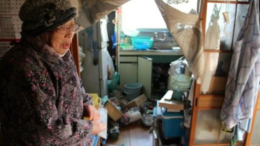 امرأة يابانية في مطبخها في فوكوشيما وقد تبعثرت أغراضه بسبب الزلزال الأحد