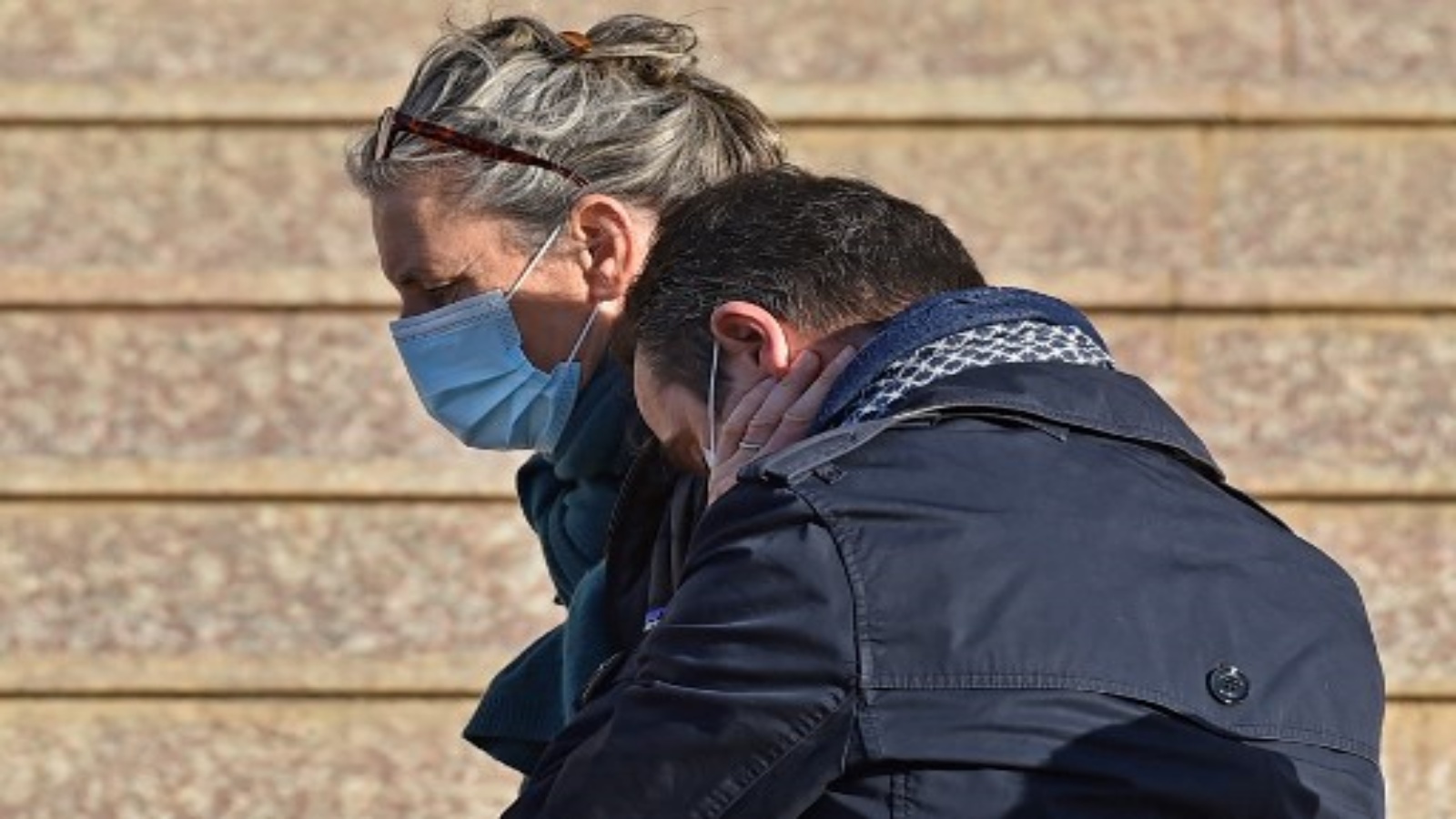 فرانسواز غراندكلود تصل محكمة دار البيضاء الجزائرية بالعاصمة الجزائر يوم 18 فبراير 2021 لمحاكمة رجال متهمين بقتل زوجها هيرفيه جورديل. تم اختطاف جورديل ، 55 عامًا ، في 21 سبتمبر 2014