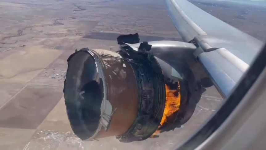 لقطة من شاشة قناة آي بي سي الأميركية لحريق محرك طائرة بوينغ 777 