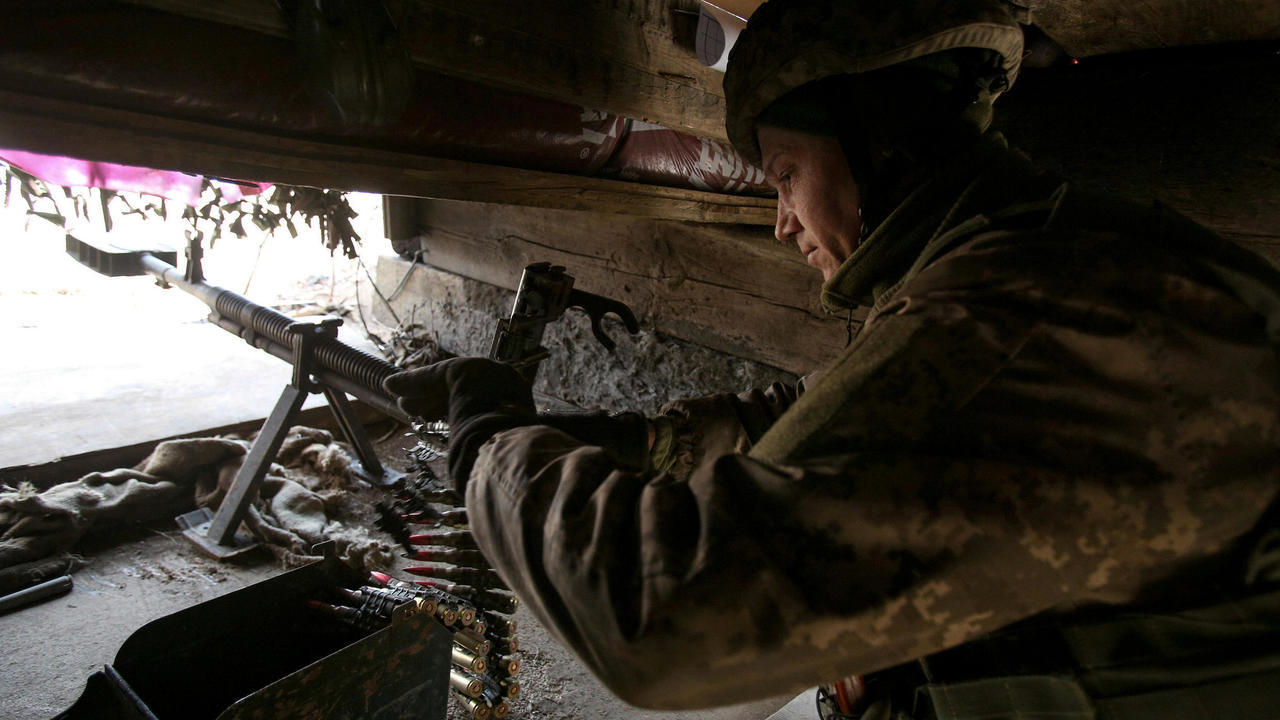 جندي أوكراني في موقع محصن على خط الجبهة مع الانفصاليين المدعومين من روسيا في منطقة دونيتسك في 19 شباط/فبراير 2021