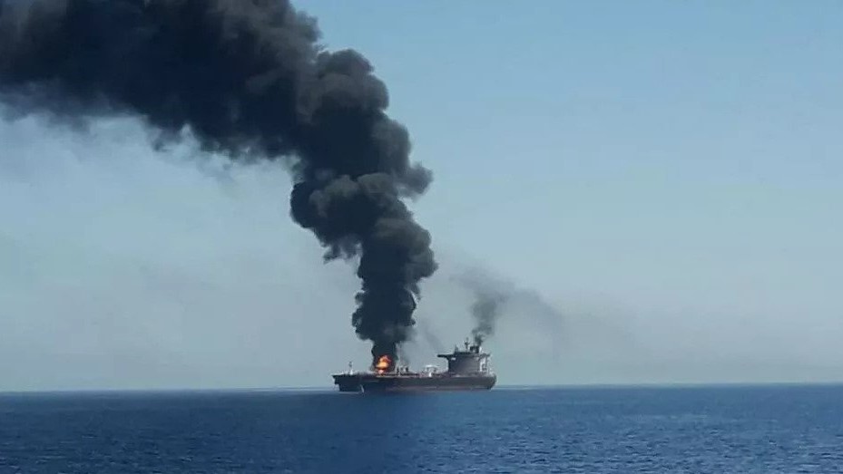 صورة من الأرشيف لحريق في ناقلة تعرضت للهجوم قبالة سواحل عمان في 13 يونيو 2019