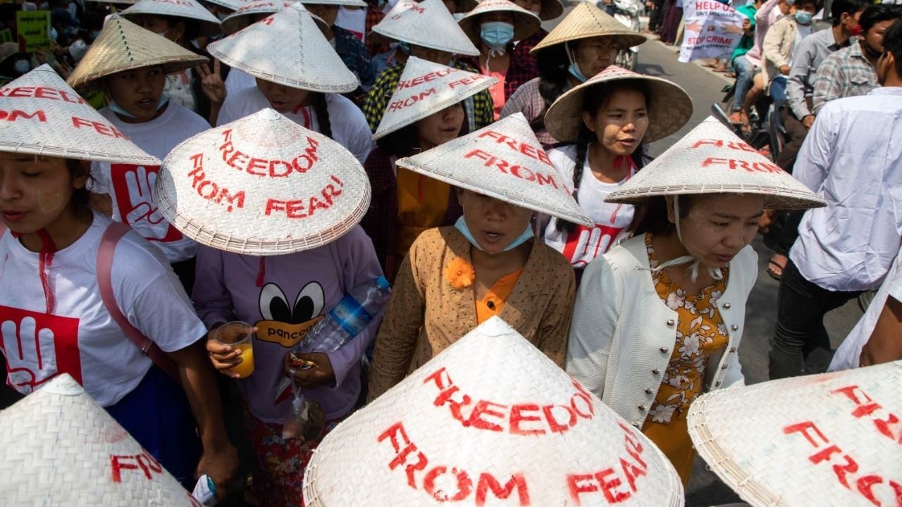 بورميون خلال تظاهرة في ماندالاي الجمعة ضد الانقلاب العسكري