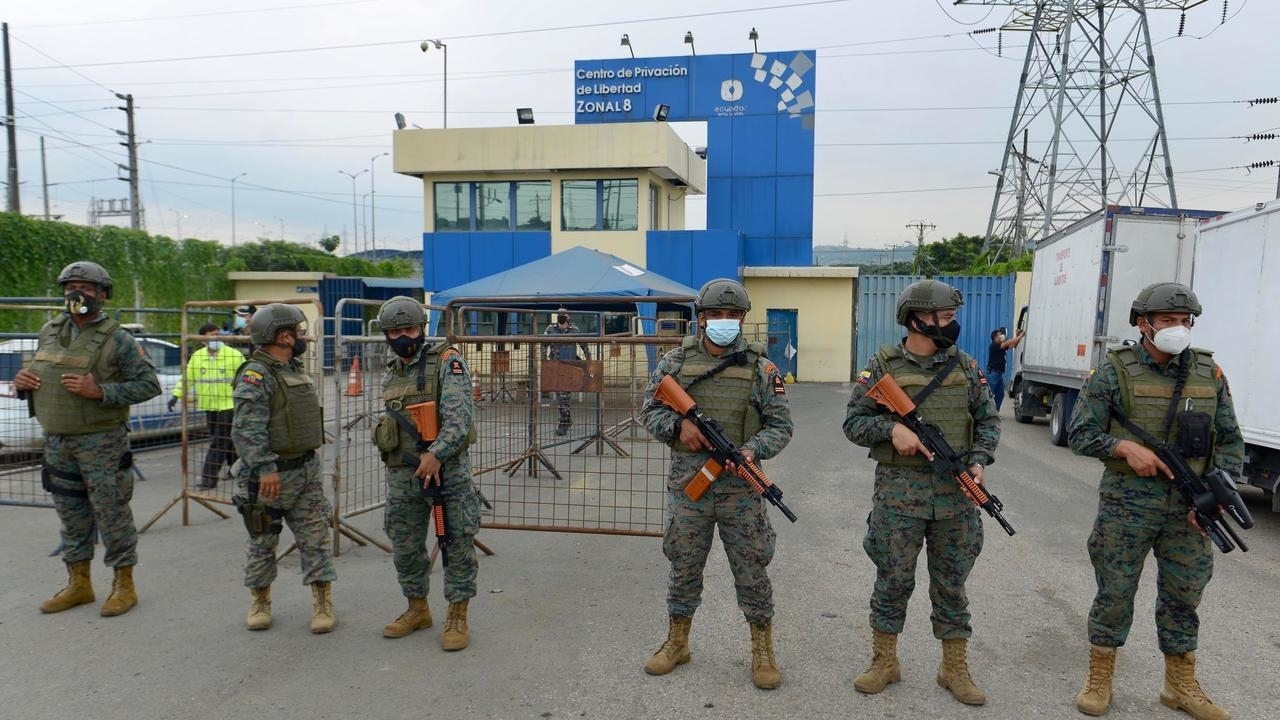 رجال شرطة يحرسون سجناً في الاكوادور قضى فيه 50 سجيناً