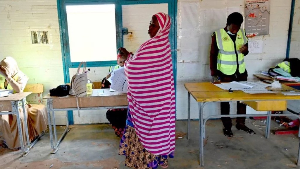 امرأة تشارك في انتخابات النيجر الأحد