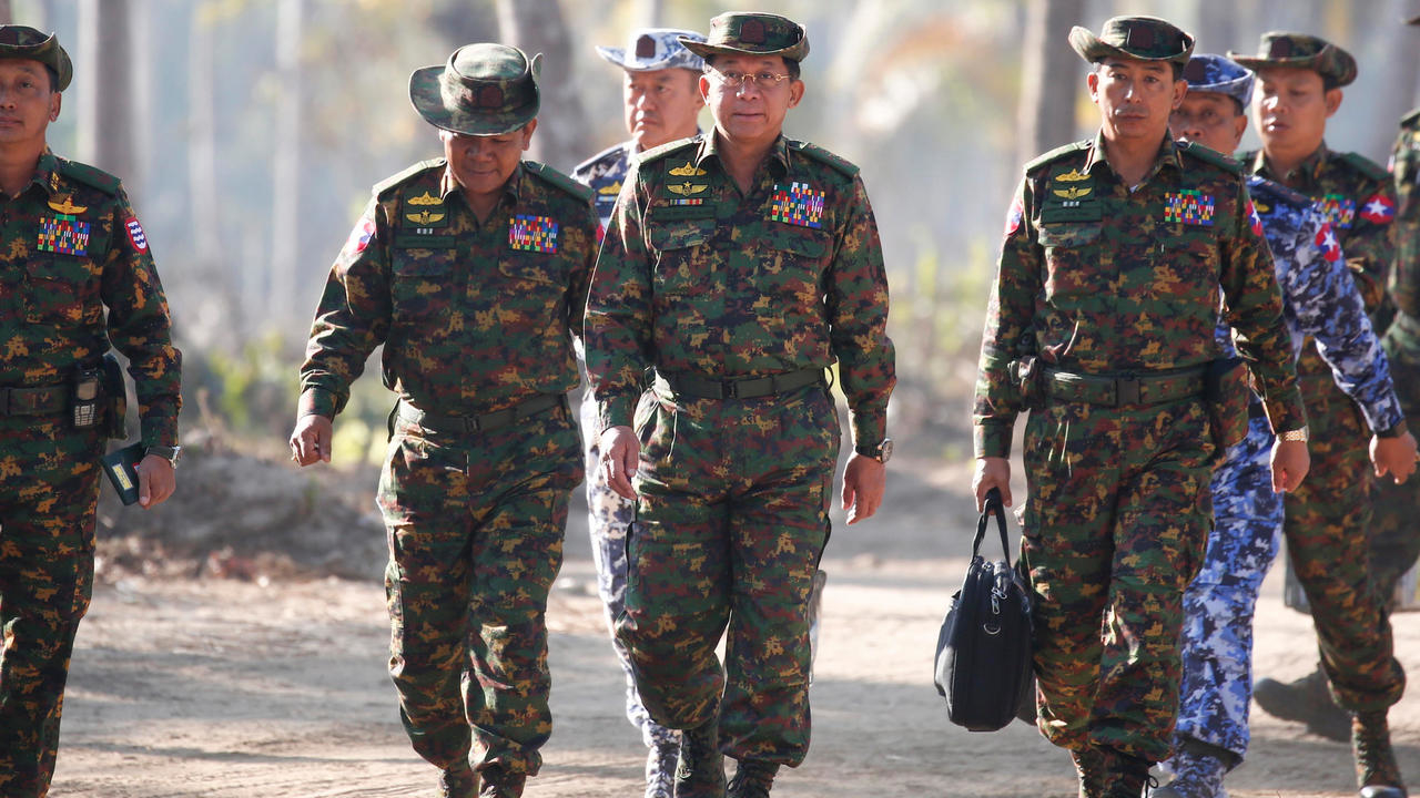 صورة التقطت في 3 فبراير 2018 لقائد جيش بورما مين اونغ هلاينغ (وسط) وكبار القادة العسكريين في اليوم الثاني من تدريبات عسكرية