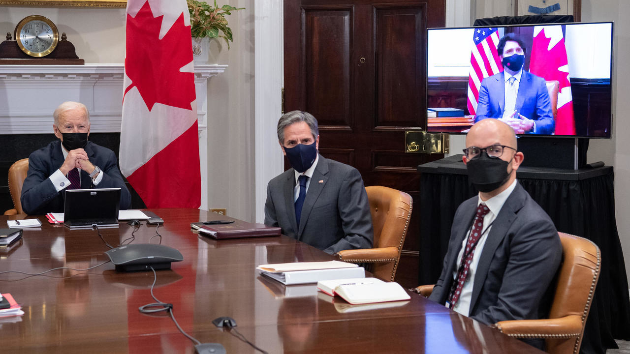 الرئيس الأميركي جو بايدن ووزير الخارجية أنتوني بليينكن ومسؤول وزارة الخارجية للاميركيتين خوان غونزاليس خلال لقاء الفيديو مع رئيس الوزراء الكندي جاستن ترودو في 23 فبراير 2021