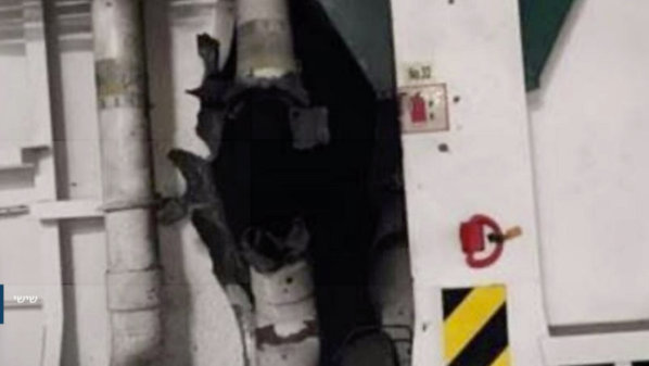 صورة للأضرار في السفينة الإسرائيلية كما أظهرتها وسائل إعلام إسرائيلية السبت