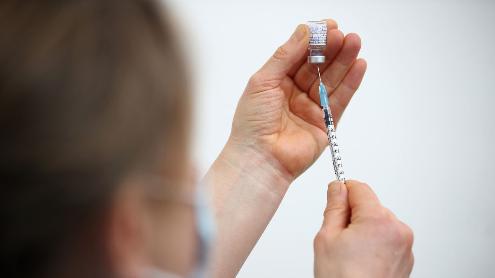 بريطانيا حملات التطعيم بلقاح كورونا مستمرة بقوة 