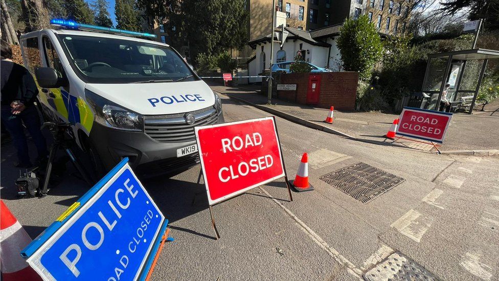الشرطة تغلق الشوارع المؤدية لمكان ابطال القنبلة في اكستر البريطانية (بي بي سي)