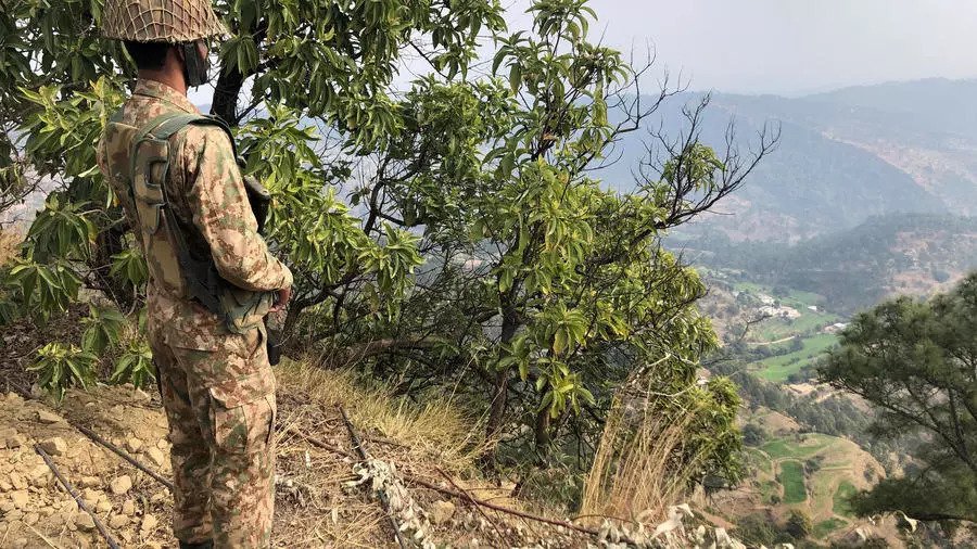 جندي باكستاني عند خط المراقبة في الشطر الباكستاني من كشمير في 5 فبراير 2021