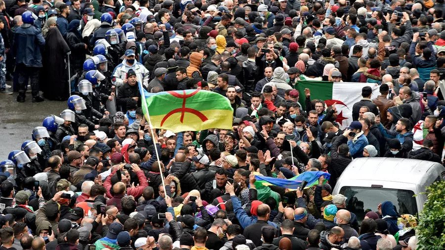 جزائريون في العاصمة الإثنين في الذكرى الثانية للحراك