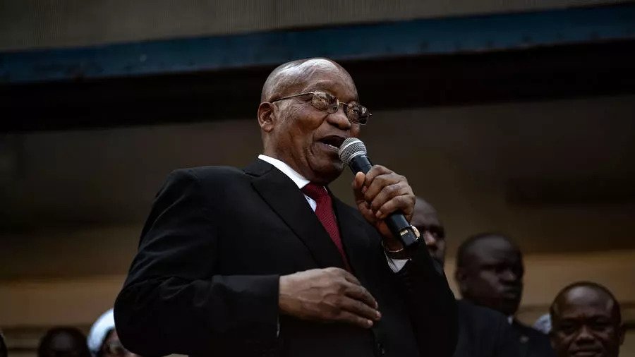 رئيس جنوب افريقيا السابق جاكوب زوما مخاطبا انصاره أمام المحكمة في دوربان الجمعة 6 ابريل 2018 