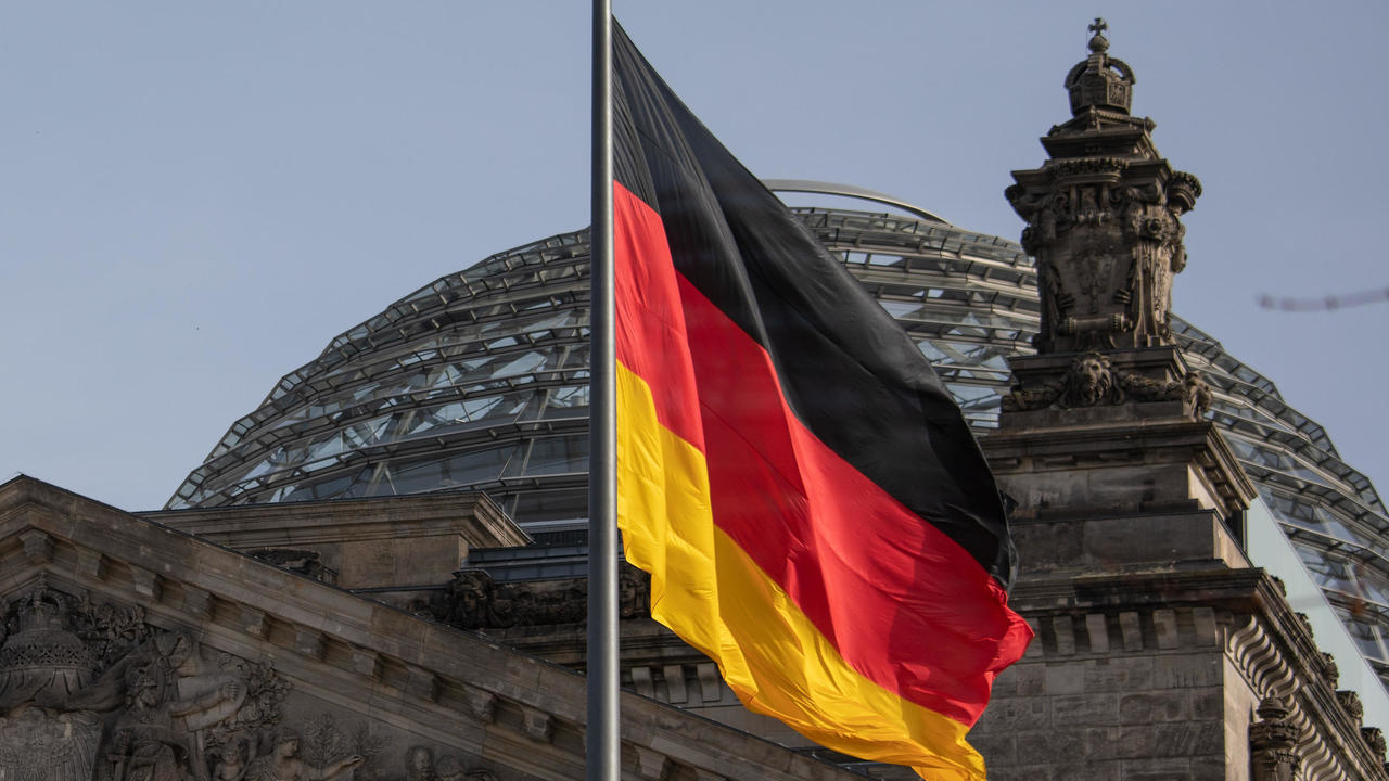 علم ألماني يرفرف أمام مبنى الرايخستاغ الذي يضم مجلس النواب (البوندستاغ) في 24 شباط/فبراير 2021 في برلين