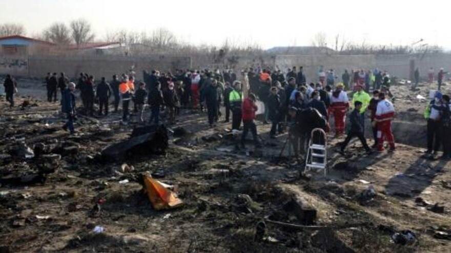 عمال انقاذ في موقع تحطم طائرة الركاب الأوكرانية قرب مطار الإمام الخميني في طهران، في صورة مؤرخة الثامن من يناير 2020