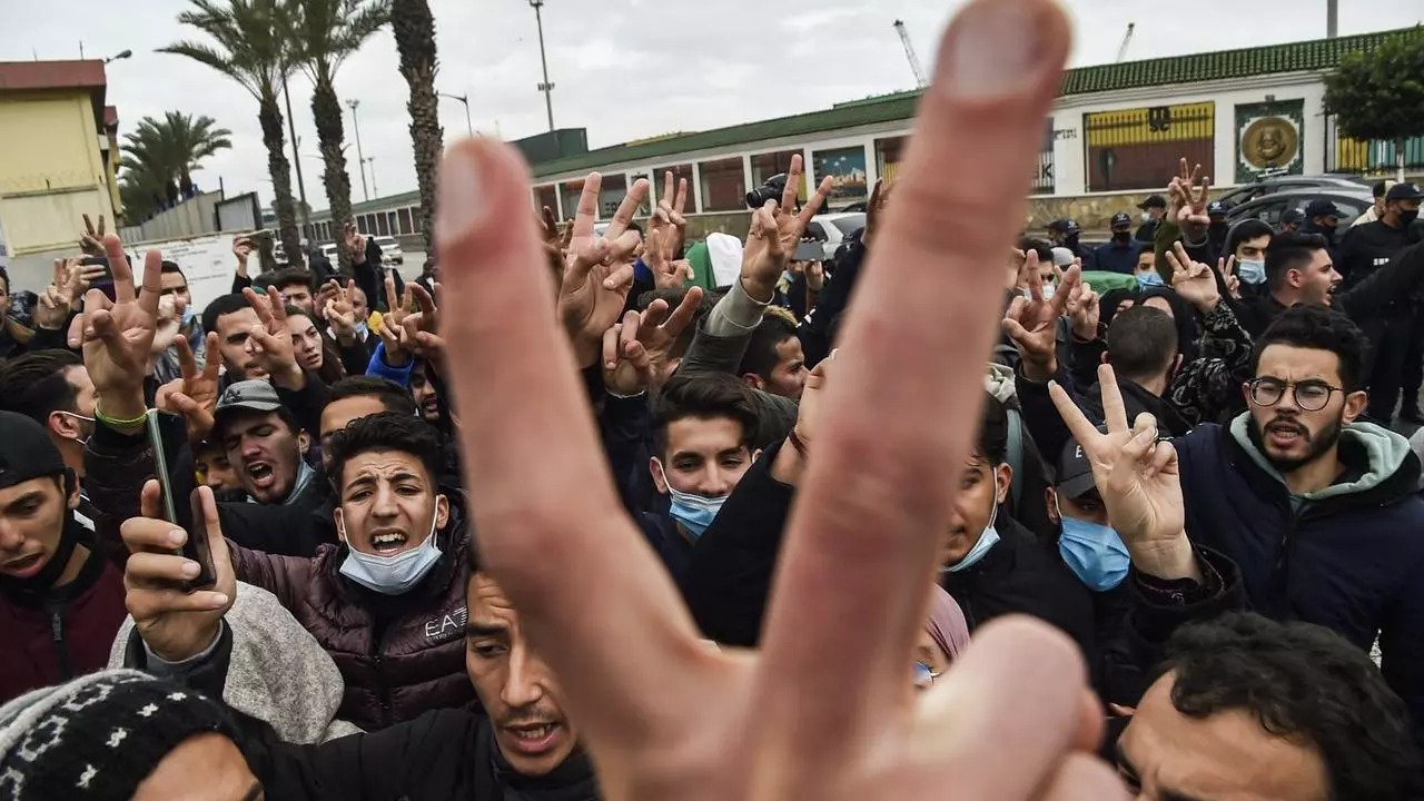 احتشد الآلاف من أنصار الحراك الشعبي ظهر الجمعة في العاصمة الجزائرية