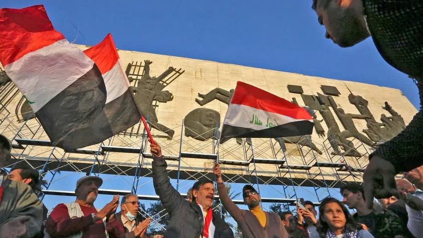 عراقيون تظاهروا الاثنين في عدة مدن احتجاجا على تخفيض قيمة العملة مما قلل من قدرتهم الشرائية