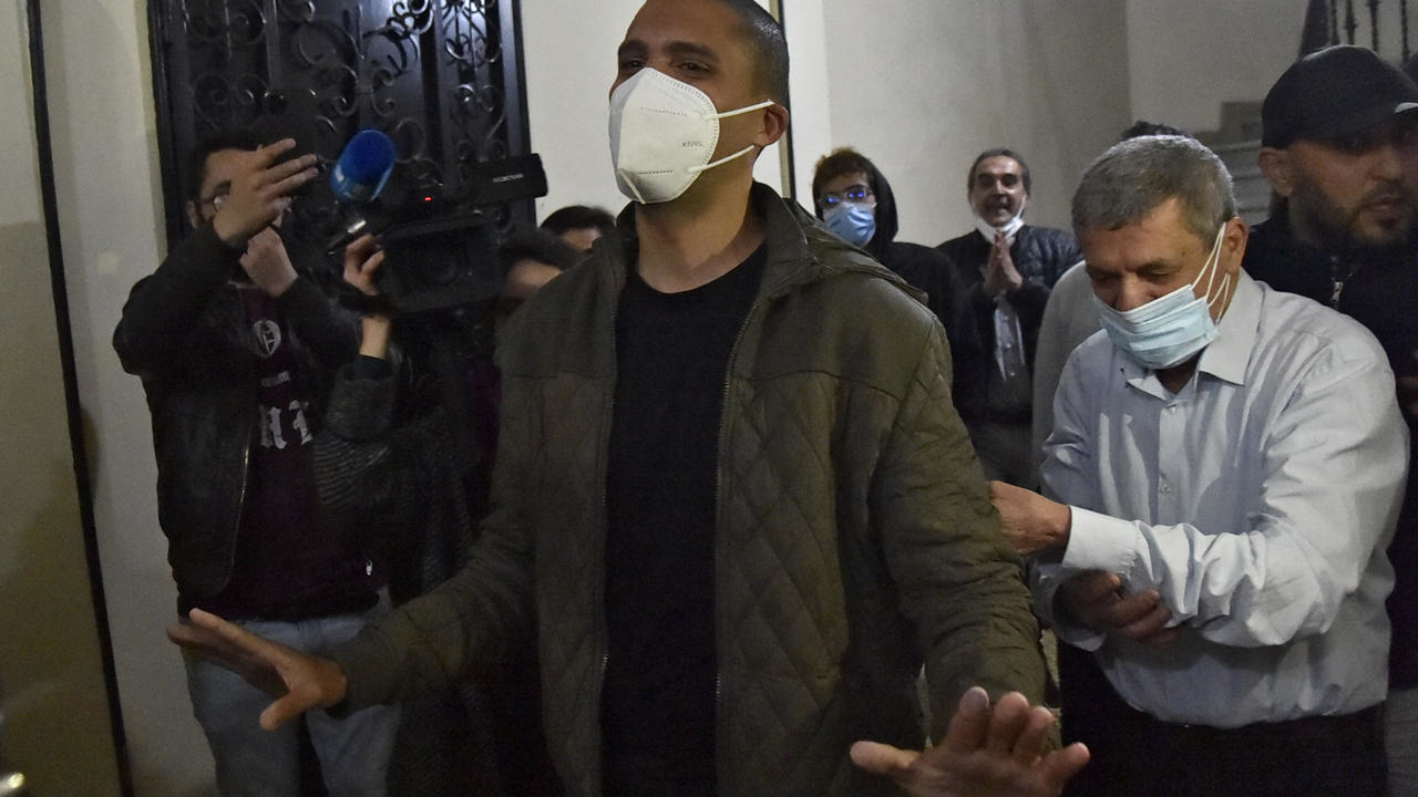 الصحافي الجزائري خالد درارني لدى وصوله إلى منزله في العاصمة الجزائرية اثر الإفراج عنه في 19 شباط/فبراير 2021