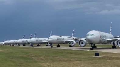 طائرات بوينغ 777 تابعة للخطوط الجوية الأميركية جاثمة على مدرج مطار تولسا الدولي في أوكلاهوما في 20 يونيو 2020