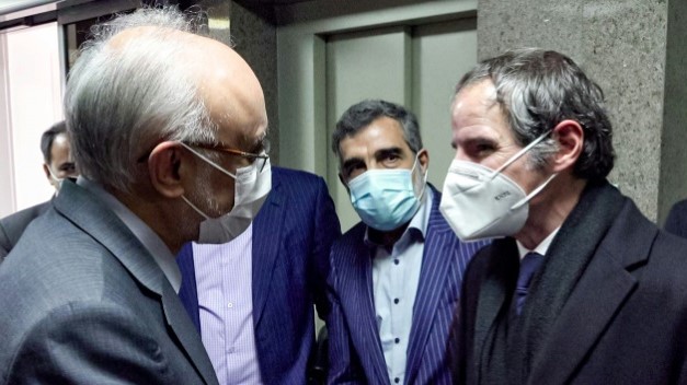 استقبال رئيس المنظمة الإيرانية للطاقة الذرية علي أكبر صالحي (الى اليسار) للمدير العام للوكالة الدولية رافايل غروسي، في 21 فبراير 2021.