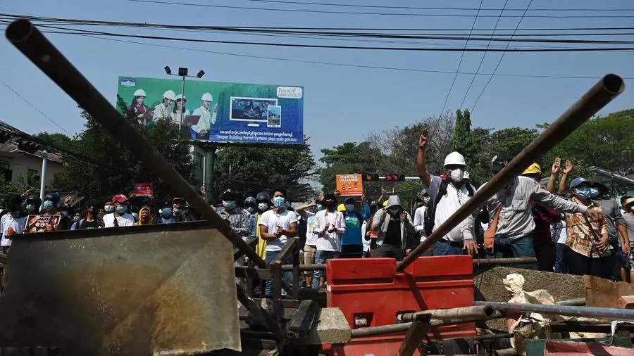 متظاهرون ضد الانقلاب العسكري في رانغون الأحد