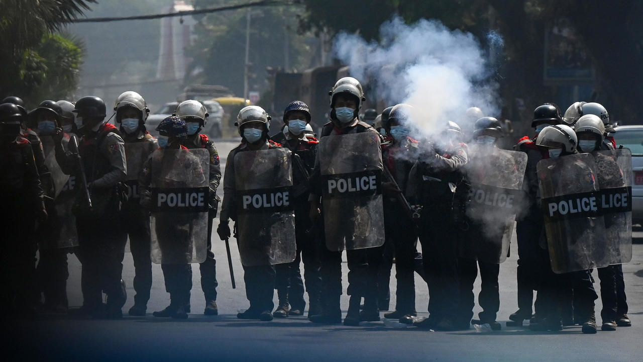 شرطة مكافحة الشغب البورمية في مواجهة مع متظاهرين مناهضين للانقلاب في رانغون بتاريخ 27 شباط/فبراير 2021