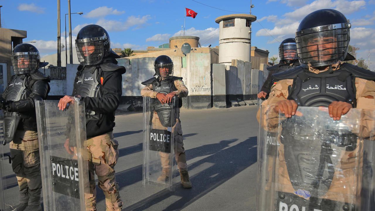 شرطة مكافحة الشغب العراقية خارج مقر السفارة التركية في بغداد بتاريخ 18 فبراير 2021