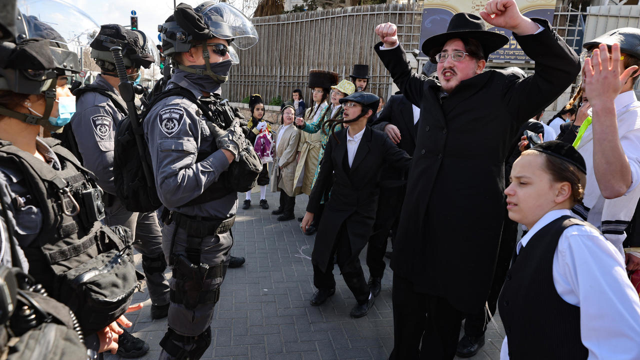 يهود متشددون يهاجمون عناصر الشرطة الإسرائيلية خلال عيد المساخر