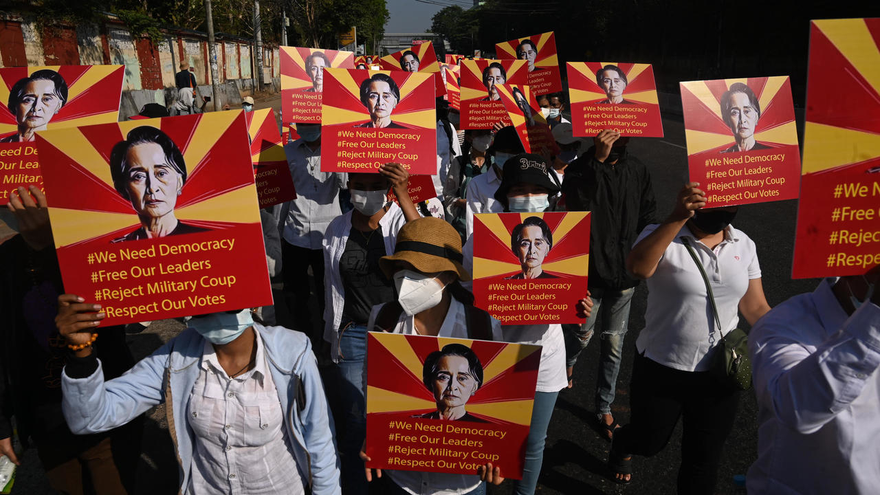 متظاهرون يرفعون لافتات تطالب بالافراج عن أونغ سان سو تشي في رانغون في 14 فبراير 2021