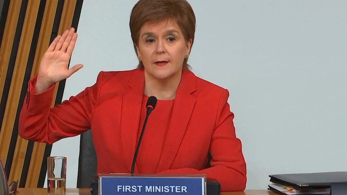الوزير الأول في اسكوتلندا تقسم قبل مثولها امام التحقيق ـ من شاشة (سكاي نيوز) 