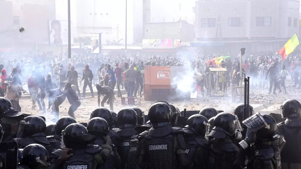 استمرت الاضطرابات في دكار الجمعة
