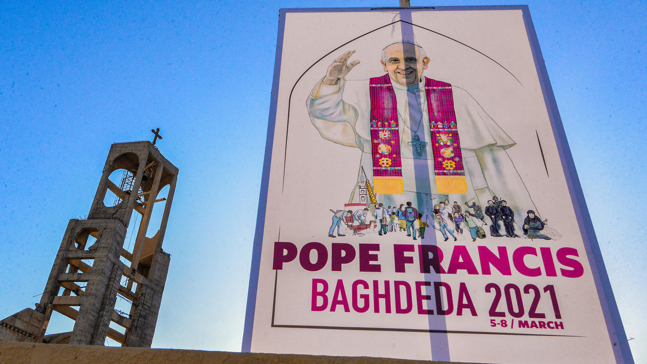 لافتة ترحب بزيارة البابا فرنسيس إلى العراق أمام كنيسة القديس توما في بلدة قرقوش في محافظة نينوى على بعد 30 كيلومترا تقريبا من الموصل في 28 شباط/فبراير 2021