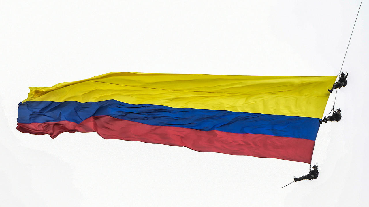 عسكريون كولومبيون يرفعون علم بلادهم خلال عرض عسكري بمناسبة عيد الاستقلال في بوغوتا في 20 تموز/يوليو 2019