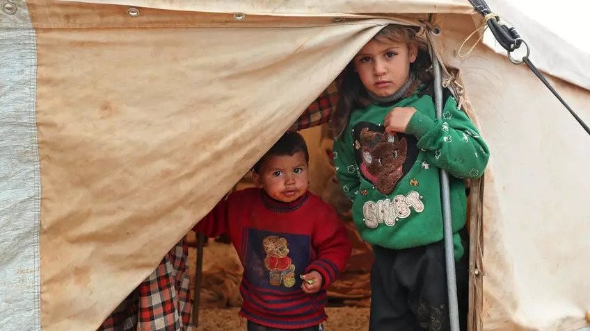 طفلان سوريان في أحد مخيمات اللجوء في لبنان