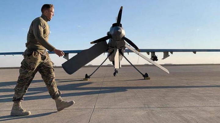 جندي أميركي يمر أمام طائرة مسيرة في قاعدة عين الأسد غرب العراق في 14 يناير 2020