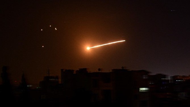 وسائط دفاع سورية تنطلق باتجاه صواريخ إسرائيلية في سماء دمشق في إحدى الغارات
