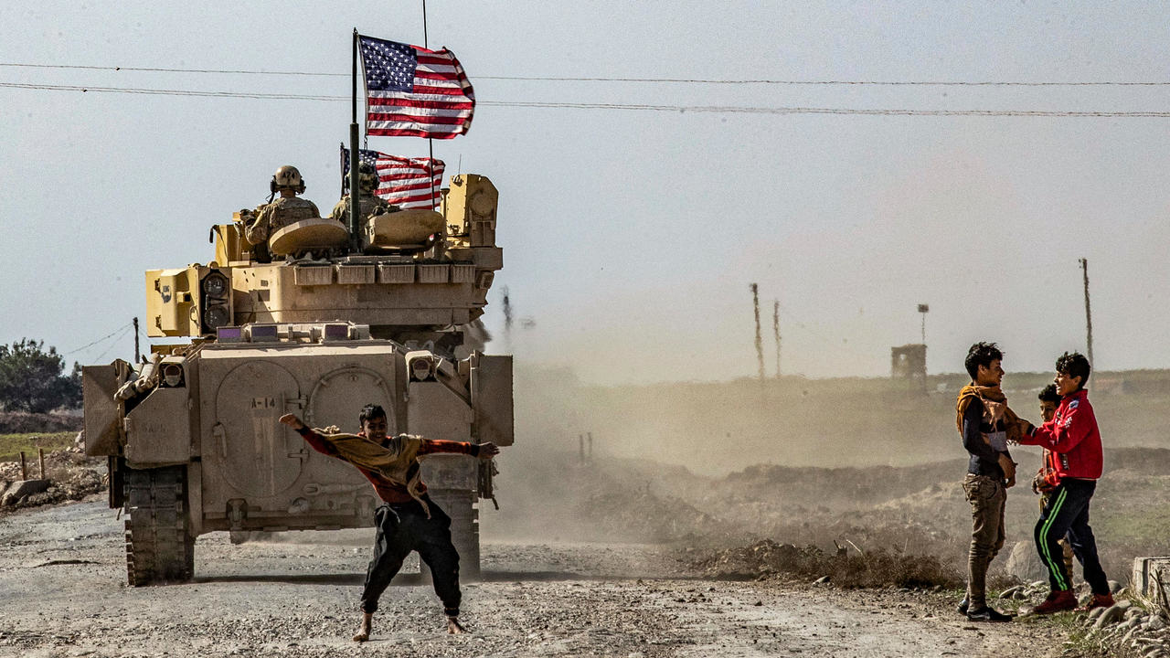 دبابة أميركية تقوم بدورية في منطقة الحسكة في شمال شرق سوريا 13 شباط/فبراير 2021 
